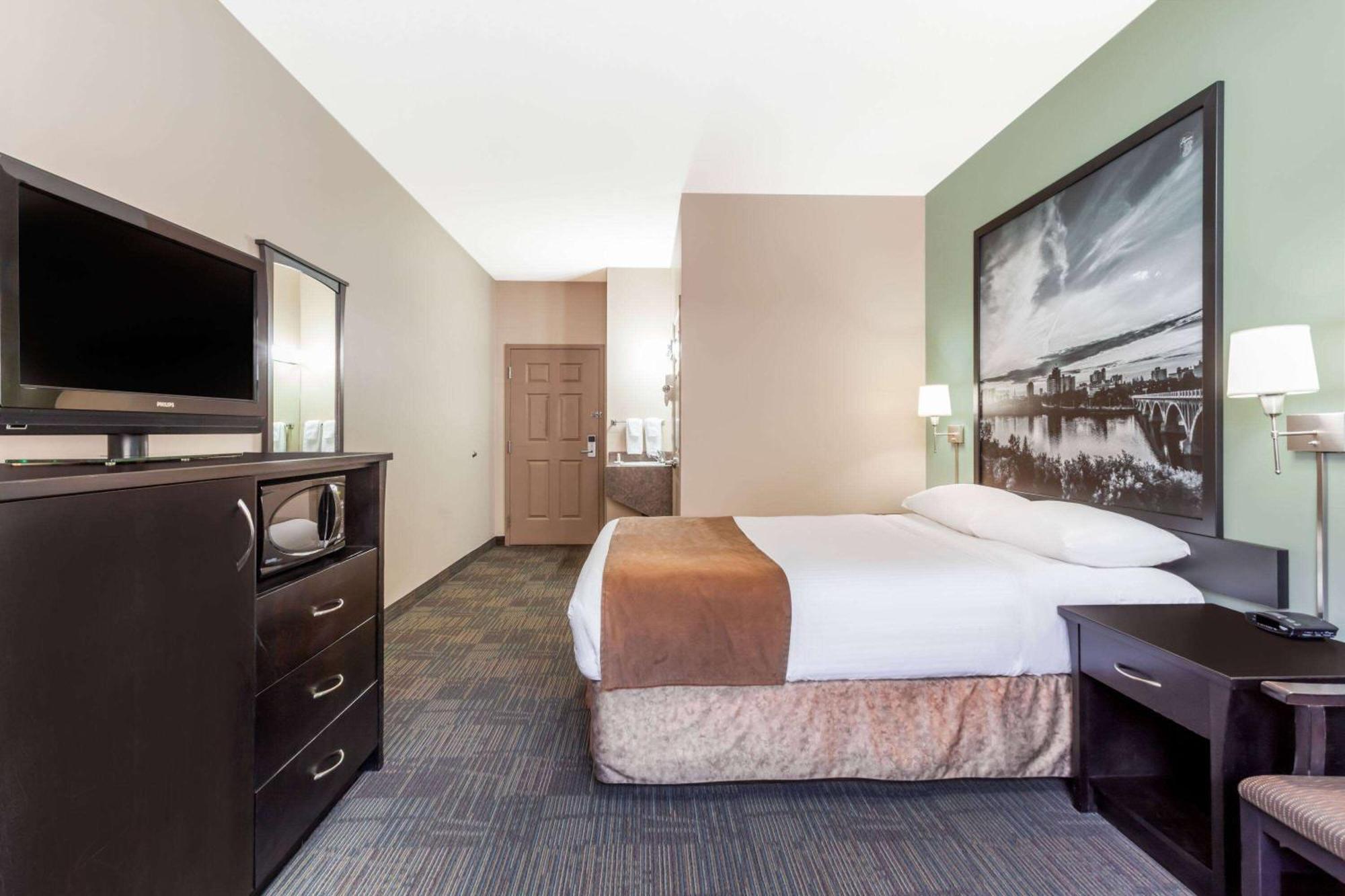 Super 8 By Wyndham Saskatoon Near Saskatoon Airport Hotel Ngoại thất bức ảnh