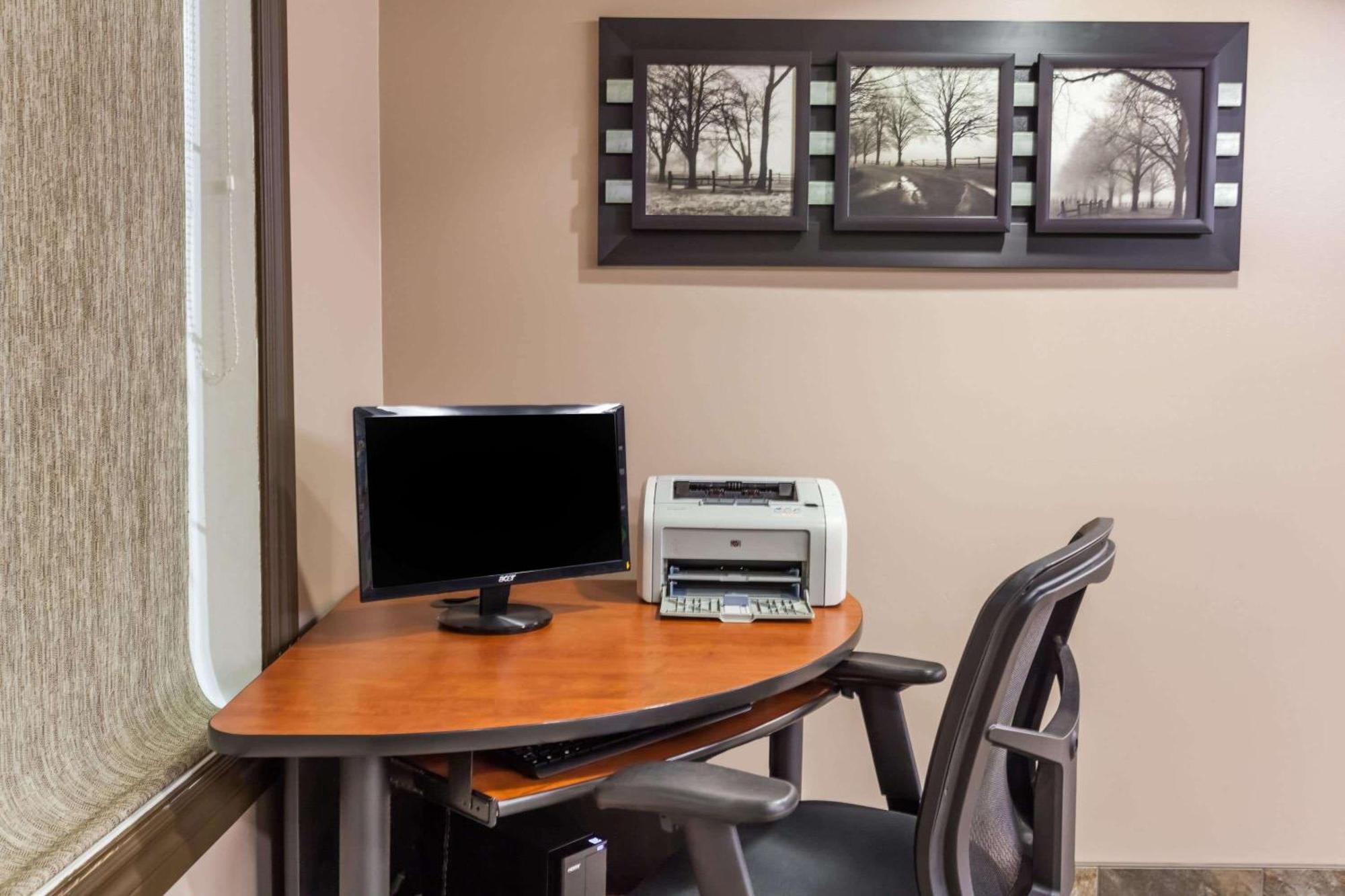 Super 8 By Wyndham Saskatoon Near Saskatoon Airport Hotel Ngoại thất bức ảnh
